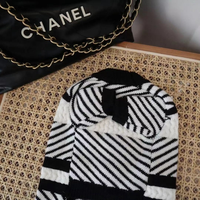 Maglione a righe bianche e nere con logo per cani