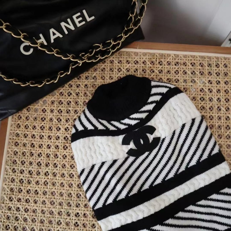 Maglione a righe bianche e nere con logo per cani