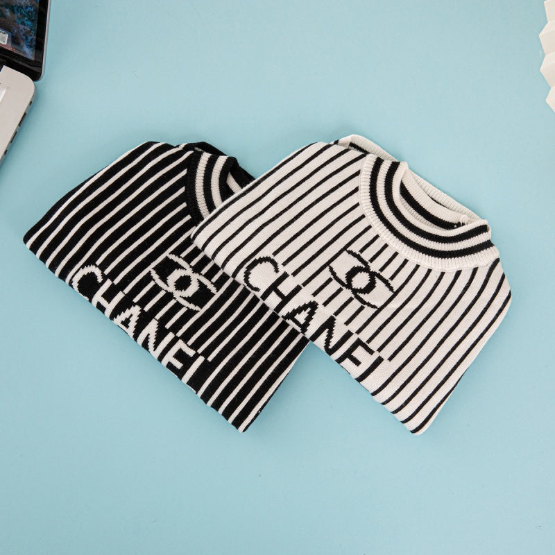Maglione per cani con righe e logo