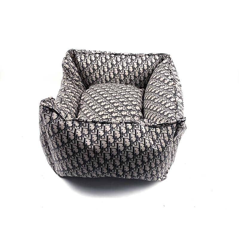 Cuccia per cani in similpelle con monogramma.
