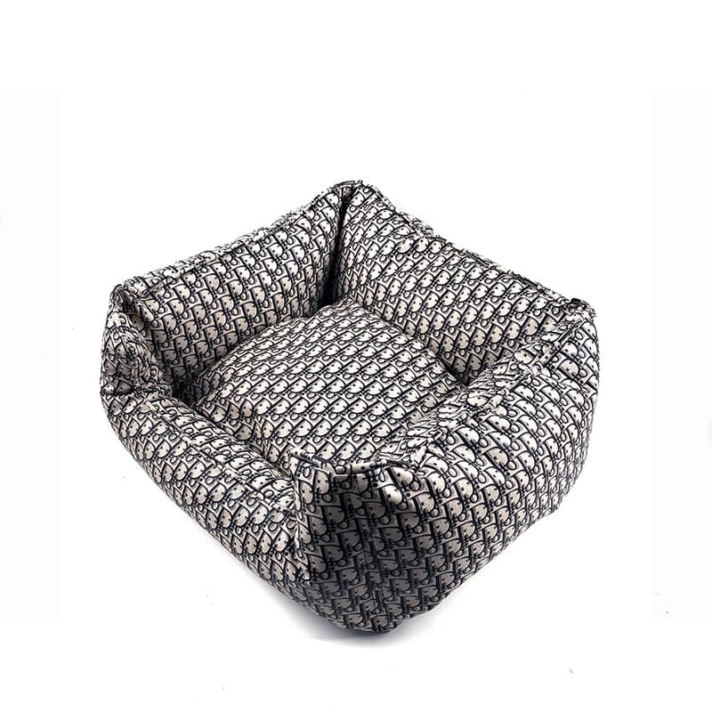 Cuccia per cani in similpelle con monogramma.
