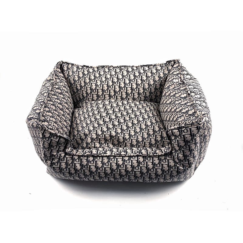 Cuccia per cani in similpelle con monogramma.