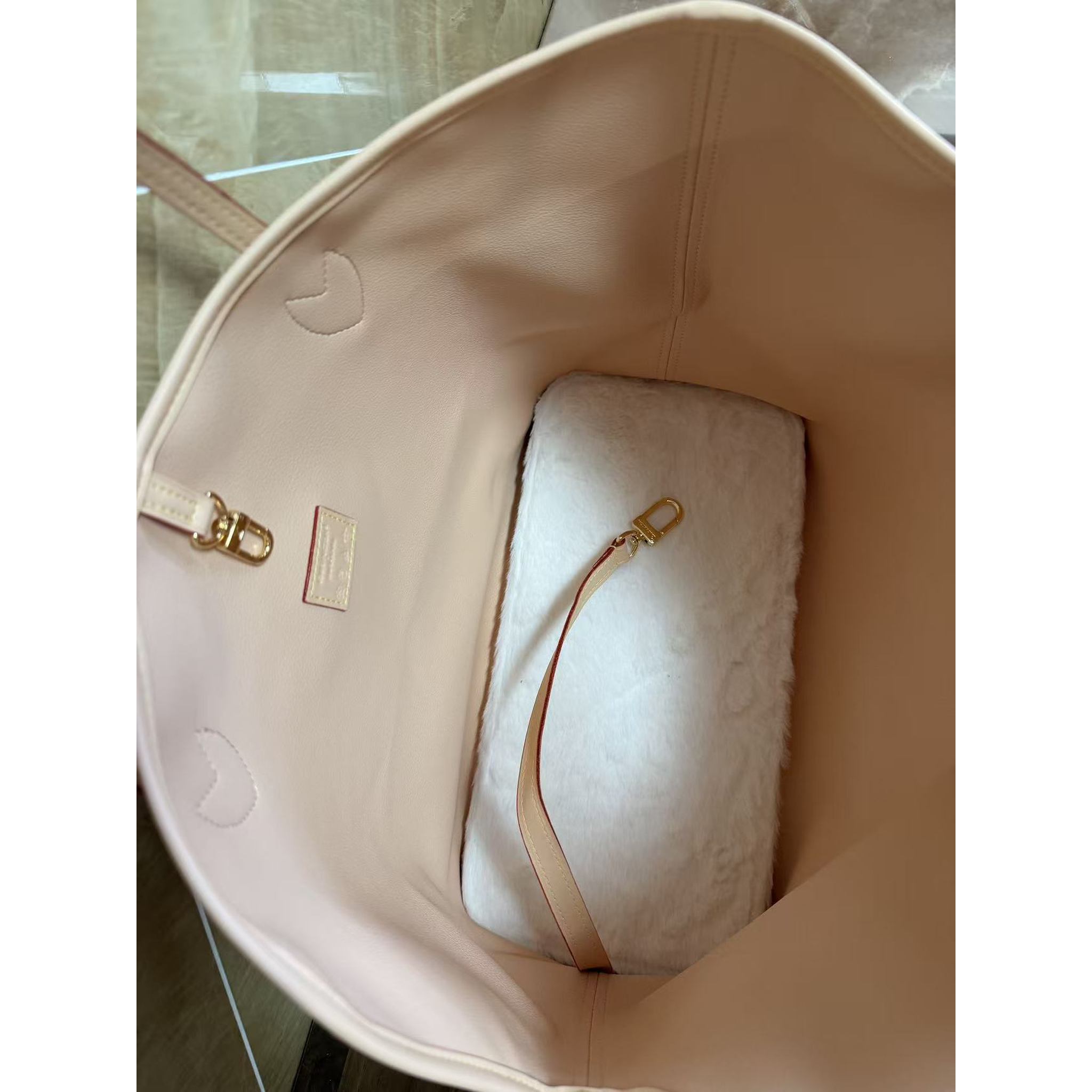 Borsa trasportino per cani marrone con monogramma.