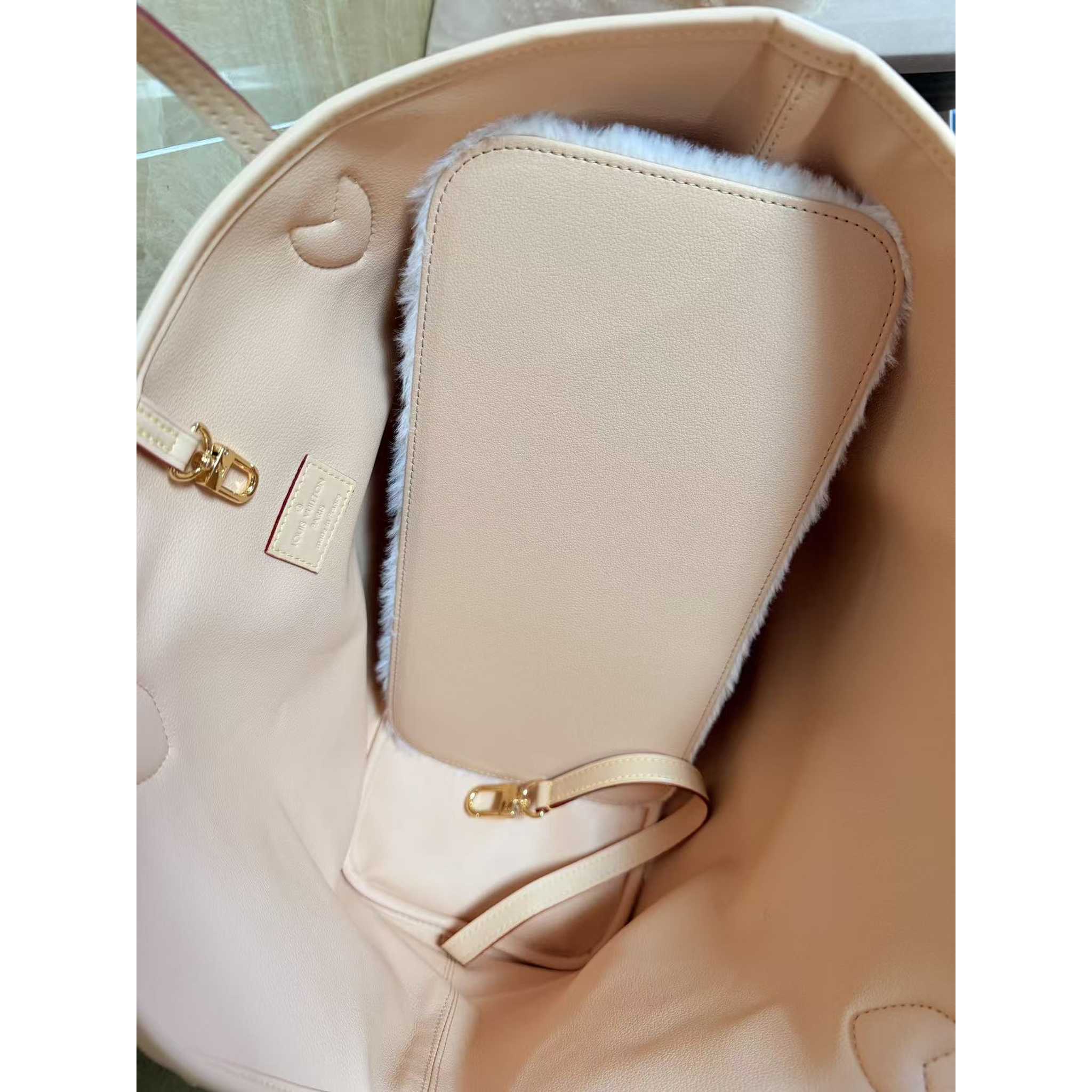 Borsa trasportino per cani marrone con monogramma.