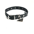 Collare per cani con borchie quadrate e placca metallica con logo triangolare.