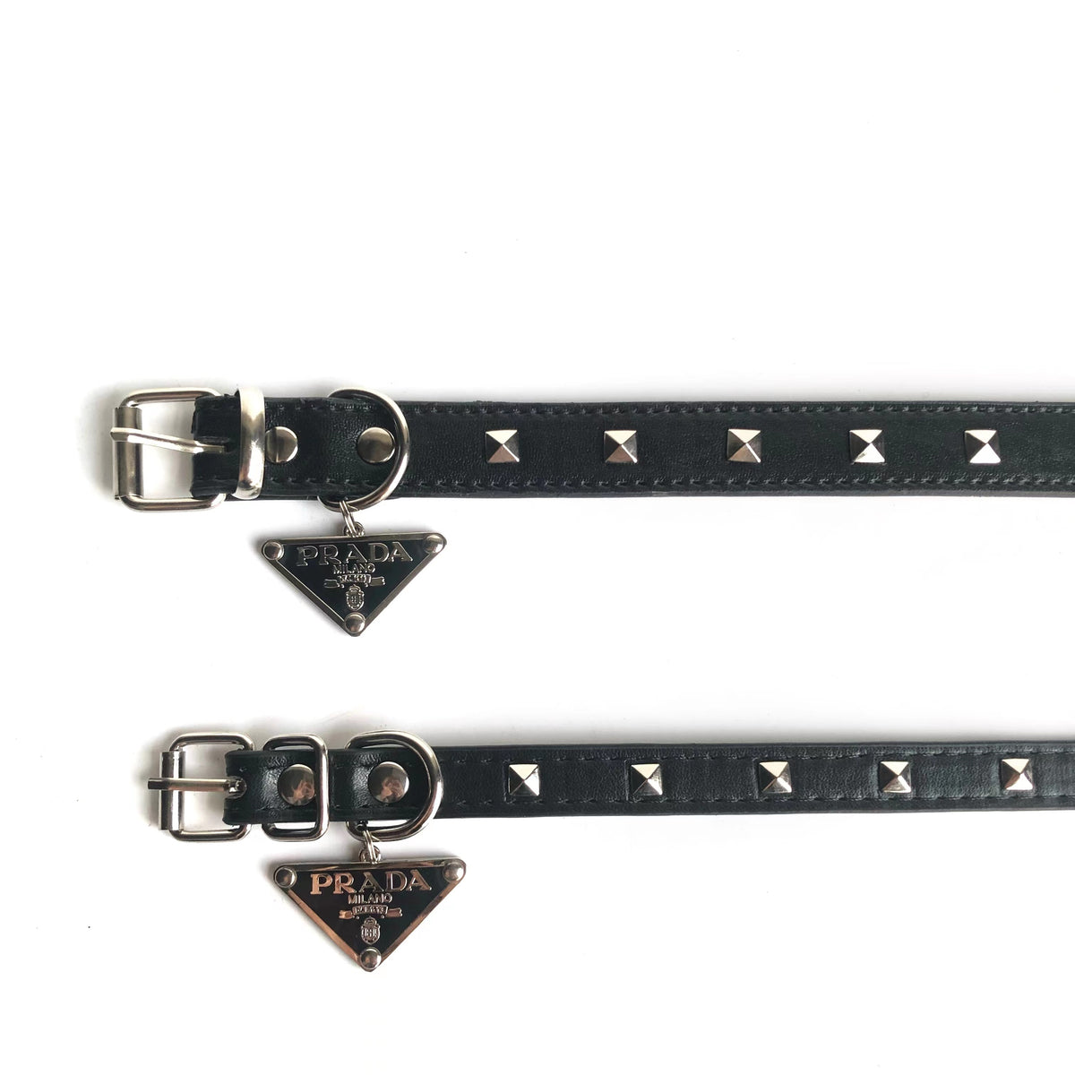 Collare per cani con borchie quadrate e placca metallica con logo triangolare.