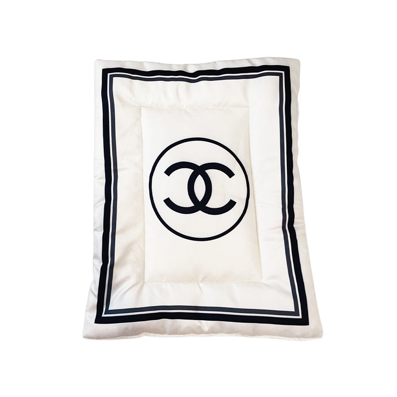 Tappetino per cani trapuntato con logo (bianco e nero)