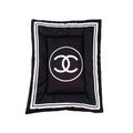Tappetino per cani trapuntato con logo (bianco e nero)
