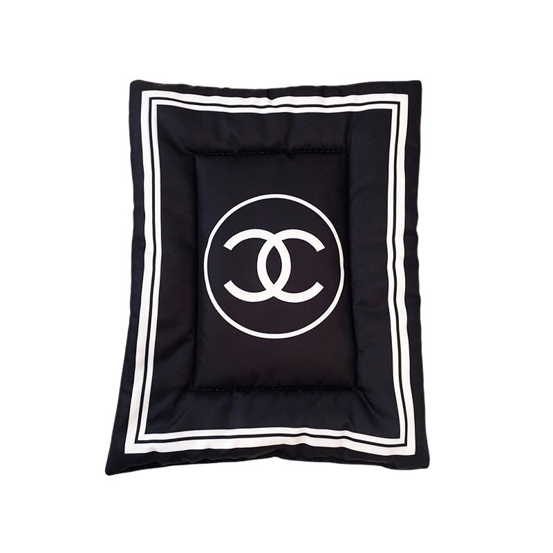Tappetino per cani trapuntato con logo (bianco e nero)