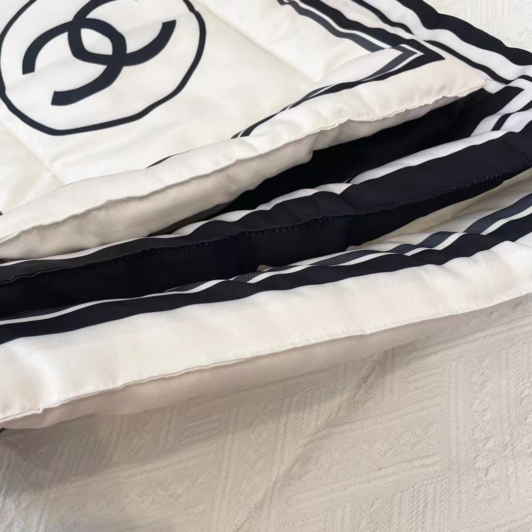 Tappetino per cani trapuntato con logo (bianco e nero)