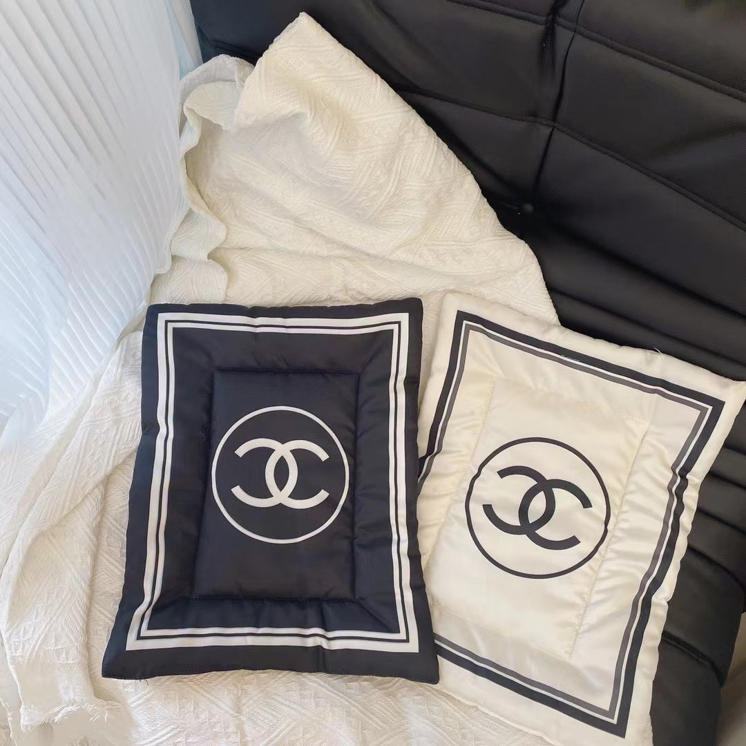 Tappetino per cani trapuntato con logo (bianco e nero)